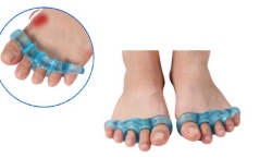 Gel toe straightener separator