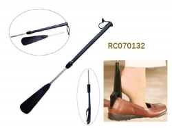 Extendable shoe horn with clip